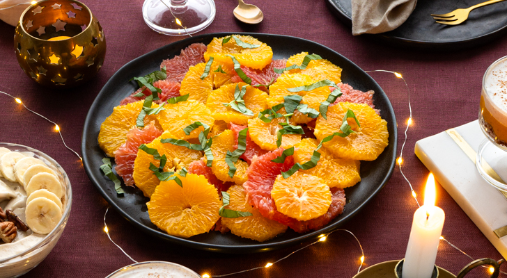 Het fruit uit dit dessert is qua kleuren mooi verdeeld over het bord. Het lijken wel wat op kerstballen.