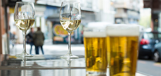 Fruitig Straat Oven Is wijn gezonder dan bier? | Voedingscentrum